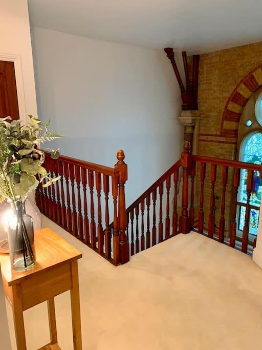 Magical Church Conversion In Apartamento Watford (Hertfordshire)